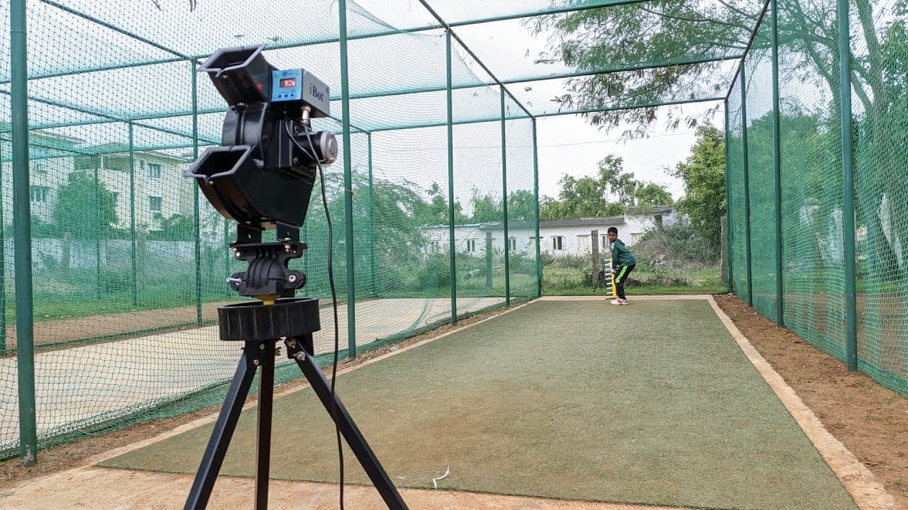 BOWLING MACHINE
